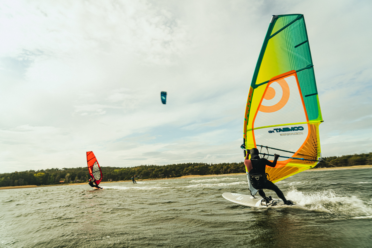 HVALER: Ørekroken på Hvaler er et populært sted for både windsurfe og kitere. Det finnes det gode grunner for. Christian Nerdrum
