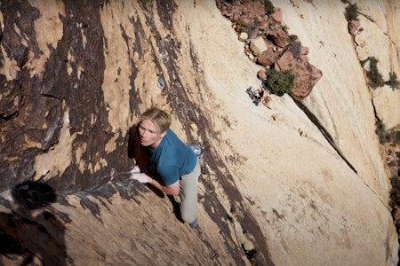 NERVØS: Magnus Midtbø er svett på panna idet han er på vei opp ruta Armatron (5.9) ved Las Vegas - uten sikring. Foto: Alex Honnold NERVØS: Magnus Midtbø er svett på panna idet han er på vei opp ruta Armatron (5.9) ved Las Vegas - uten sikring. Foto: Alex Honnold