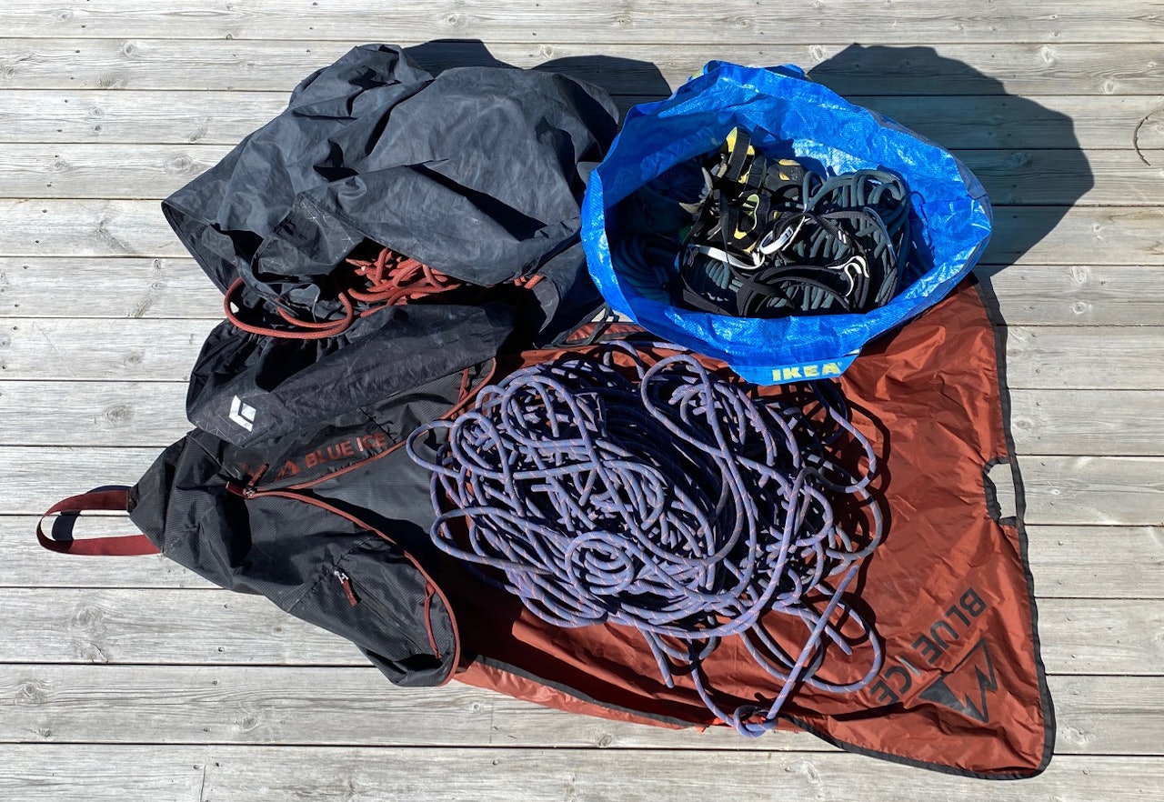 KJEKT Å HA: En tausekk gjør livet enklere på vei til og fra cragget, og ikke minst mens du klatrer. Her er tre typer i svært forskjellig slag: Blue Ice Koala under, Black Diamond Full Rope Burrito bag øverst til venstre og IKEA handlebag oppe til høyre. Foto: Tore Meirik KJEKT Å HA: En tausekk gjør livet enklere på vei til og fra cragget, og ikke minst mens du klatrer. Her er tre typer i svært forskjellig slag: Blue Ice Koala under, Black Diamond Full Rope Burrito bag øverst til venstre og IKEA handlebag oppe til høyre. Foto: Tore Meirik