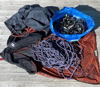 KJEKT Å HA: En tausekk gjør livet enklere på vei til og fra ragget, og ikke minst mens du klatrer. Her er tre typer i svært forskjellig slag: Blue Ice Koala under, Black Diamond Full Rope Burrito bag øverst til venstre og IKEA handlebag oppe til høyre. Foto: Tore Meirik KJEKT Å HA: En tausekk gjør livet enklere på vei til og fra ragget, og ikke minst mens du klatrer. Her er tre typer i svært forskjellig slag: Blue Ice Koala under, Black Diamond Full Rope Burrito bag øverst til venstre og IKEA handlebag oppe til høyre. Foto: Tore Meirik