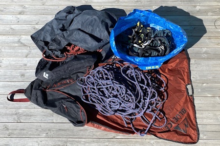 KJEKT Å HA: En tausekk gjør livet enklere på vei til og fra ragget, og ikke minst mens du klatrer. Her er tre typer i svært forskjellig slag: Blue Ice Koala under, Black Diamond Full Rope Burrito bag øverst til venstre og IKEA handlebag oppe til høyre. Foto: Tore Meirik KJEKT Å HA: En tausekk gjør livet enklere på vei til og fra ragget, og ikke minst mens du klatrer. Her er tre typer i svært forskjellig slag: Blue Ice Koala under, Black Diamond Full Rope Burrito bag øverst til venstre og IKEA handlebag oppe til høyre. Foto: Tore Meirik