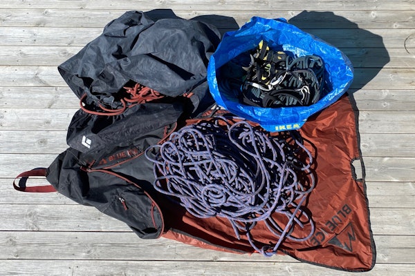 KJEKT Å HA: En tausekk gjør livet enklere på vei til og fra ragget, og ikke minst mens du klatrer. Her er tre typer i svært forskjellig slag: Blue Ice Koala under, Black Diamond Full Rope Burrito bag øverst til venstre og IKEA handlebag oppe til høyre. Foto: Tore Meirik KJEKT Å HA: En tausekk gjør livet enklere på vei til og fra ragget, og ikke minst mens du klatrer. Her er tre typer i svært forskjellig slag: Blue Ice Koala under, Black Diamond Full Rope Burrito bag øverst til venstre og IKEA handlebag oppe til høyre. Foto: Tore Meirik
