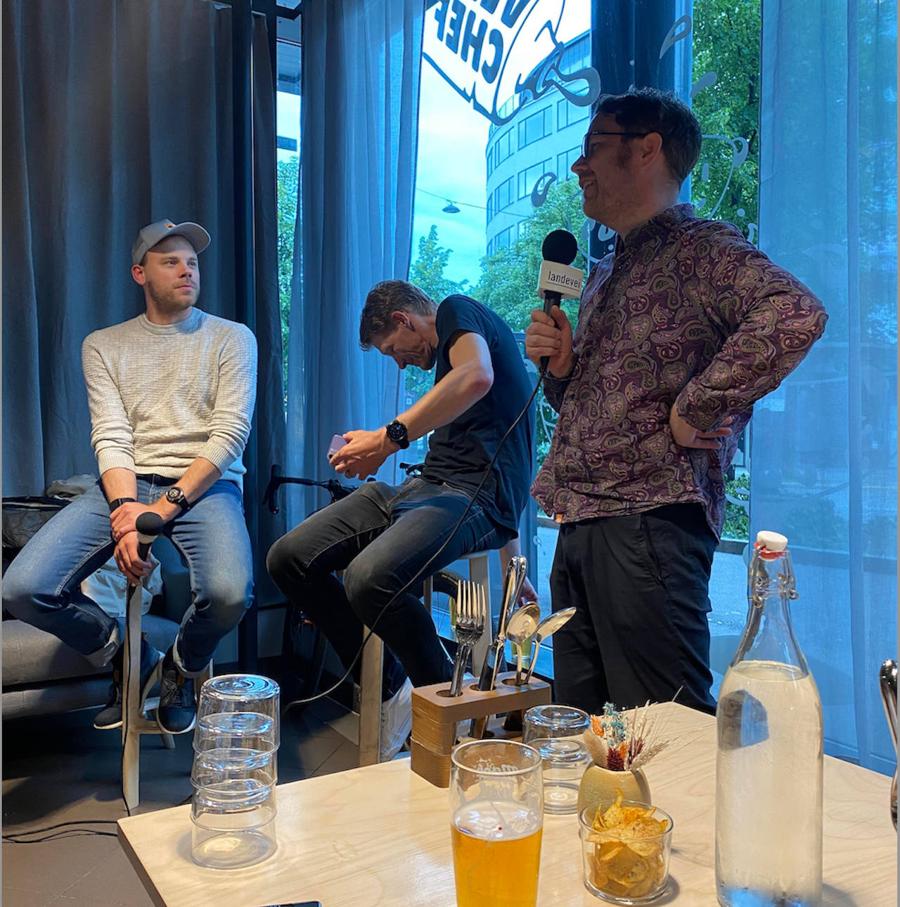 DANNET DAGLIGTALE: Henrik Orre fører ordet på starten av Radio Landeveis livepodcast hos Vélochef Clubhouse. Foto: Ingunn Marie Baastad. DANNET DAGLIGTALE: Henrik Orre fører ordet på starten av Radio Landeveis livepodcast hos Vélochef Clubhouse. Foto: Ingunn Marie Baastad.