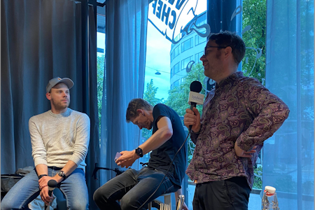 DANNET DAGLIGTALE: Henrik Orre fører ordet på starten av Radio Landeveis livepodcast hos Vélochef Clubhouse. Foto: Ingunn Marie Baastad.