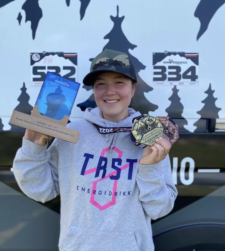 MEDALJESAMLING: Nellie Vågen Aabech med en bra fangst av premier etter helgen i Innsbruck. Foto: Privat.  nellie aabech crankworx innsbruck