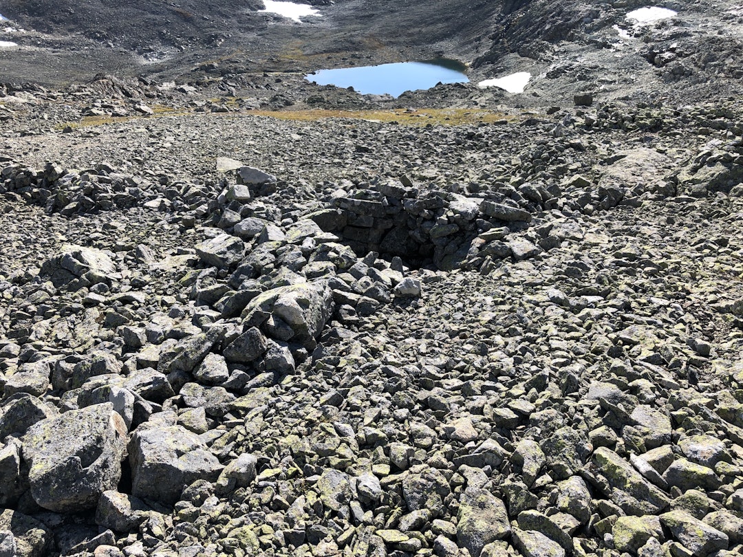 Fangstgrop: I reinsfjellet finner man ofte både buestillinger, ledegjerder og fangstgroper, slik som her i Valdres. (Foto: Jostein Bergstøl) Fangstgrop for rein i høyfjellet.