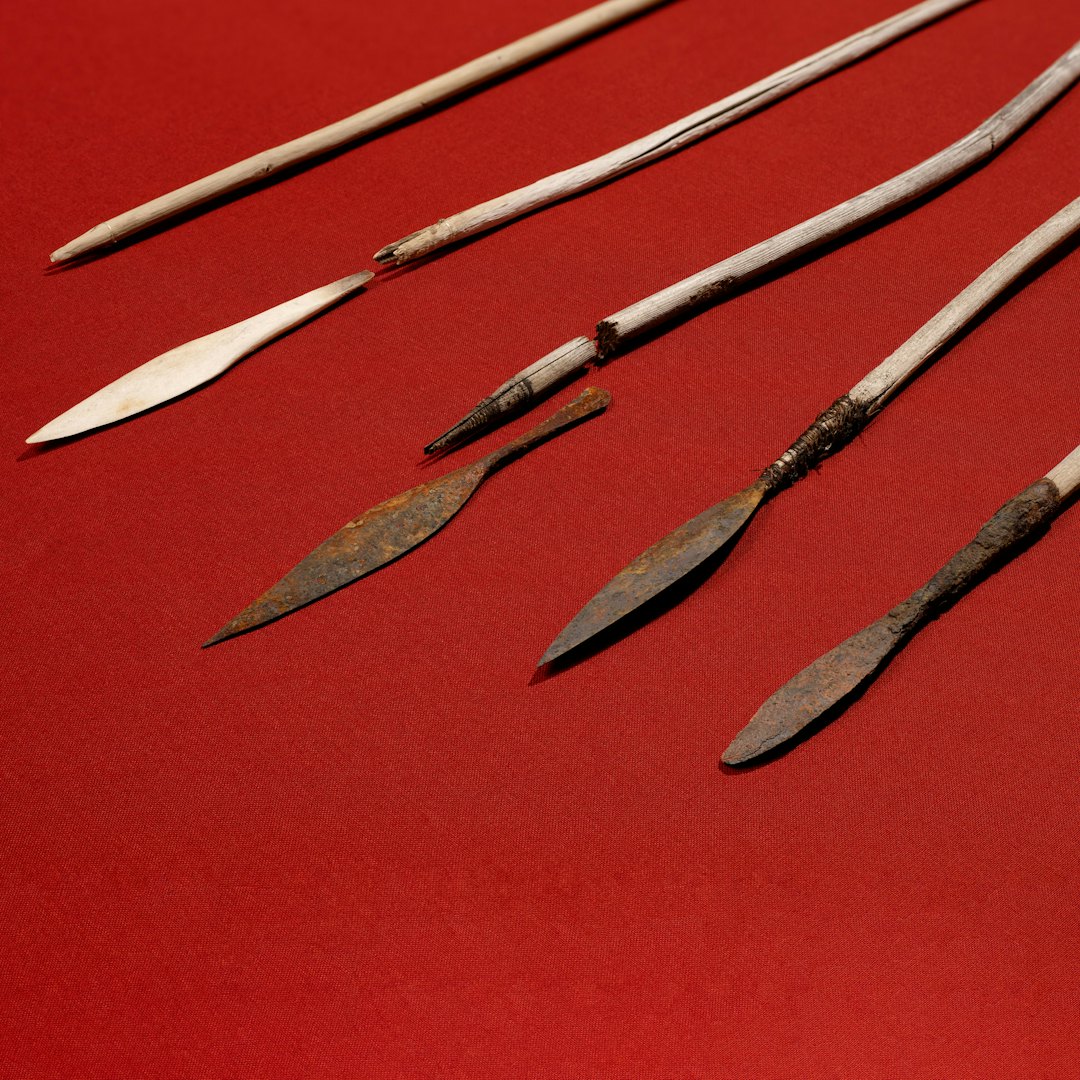 Piler fra jernalderen. Foto: Kulturhistorisk museum Piler fra jernalderen.