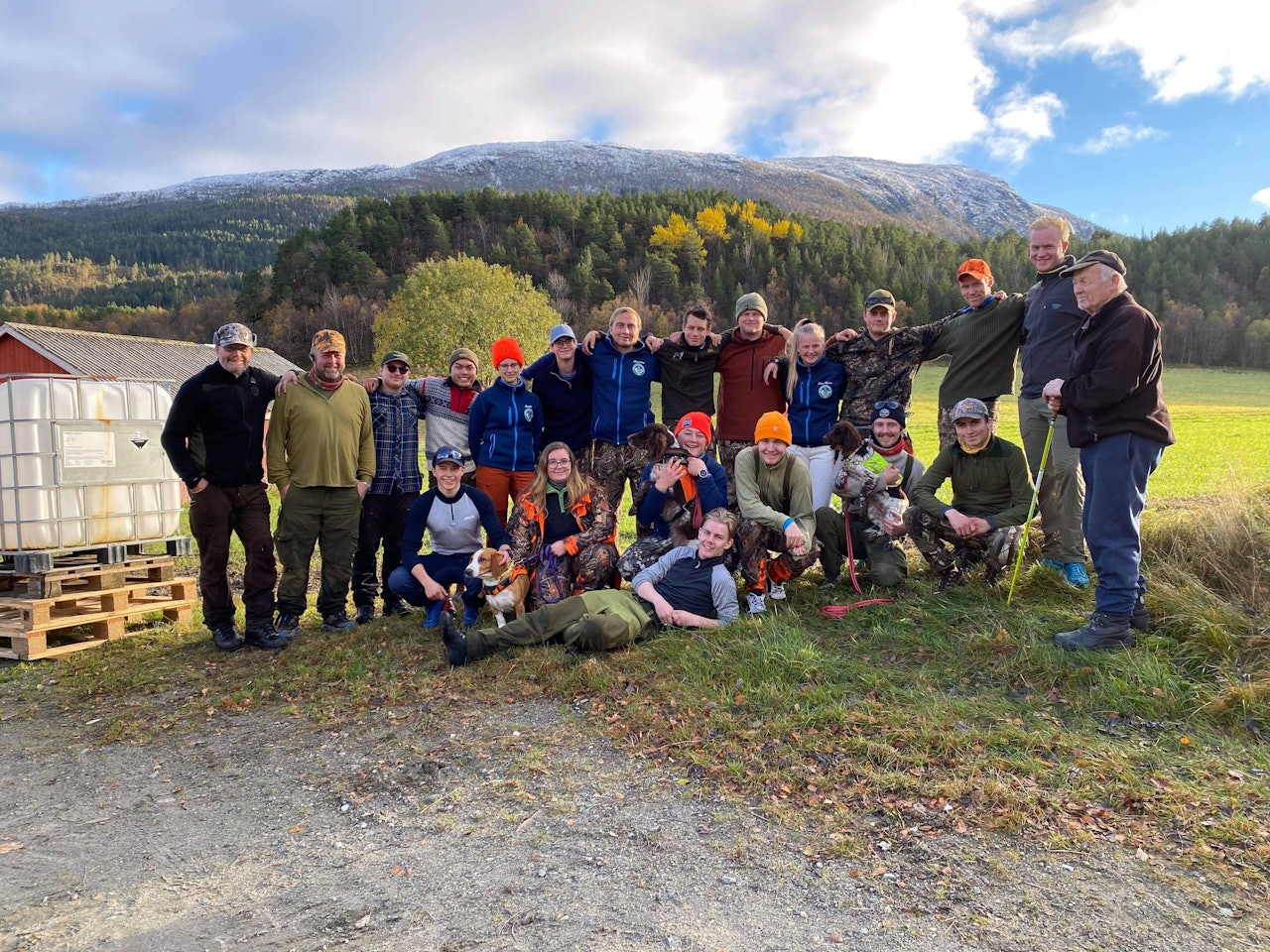 Johan Nystuen Lauten (foran, med hund), klarte ikke å gi slipp på folkehøgskolen etter et år på bue- jakt og fiskelinja. I år er han stipendiat på skolen. Foto: Privat Johan Nystuen Lauten (foran, med hund), klarte ikke å gi slipp på folkehøgskolen etter et år på bue- jakt og fiskelinja. I år er han stipendiat på skolen. Foto: Privat