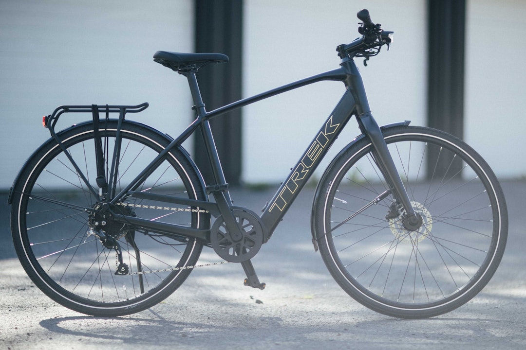 SLANK: Ved første øyekast er det lite som tilsier at denne sykkelen har motor. Foto: Kristoffer H. Kippernes.  test trek fx+ elsykkel