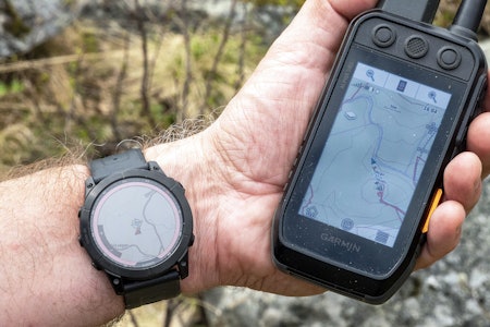 Godt par: Parkobla med en Alpha-peiler får du jakthundens posisjon rett inn på klokka, slik at du kan ha hendene fri under jakta. Jeg vrir gjerne urskiva på innsida av håndleddet, slik at jeg kan holde børsa klar når rådyrlosen nærmer seg. Hånd med Garmin Fenix 7X Sapphire Solar og Garmin Alpha 200 hundepeiler