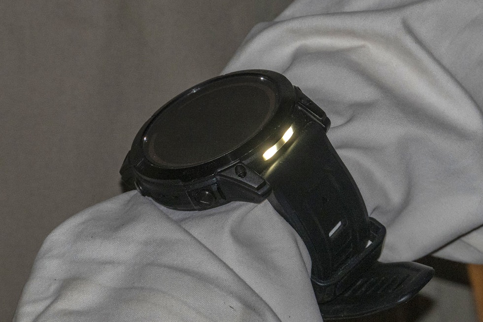 Smart lys: Det virker unektelig som en gadget-gimmick, men faktum er at led-lyset på Garmin Fenix 7x er svært anvendelig. Smart lys: Det virker unektelig som en gadget-gimmick, men faktum er at led-lyset på Garmin Fenix 7x er svært anvendelig.