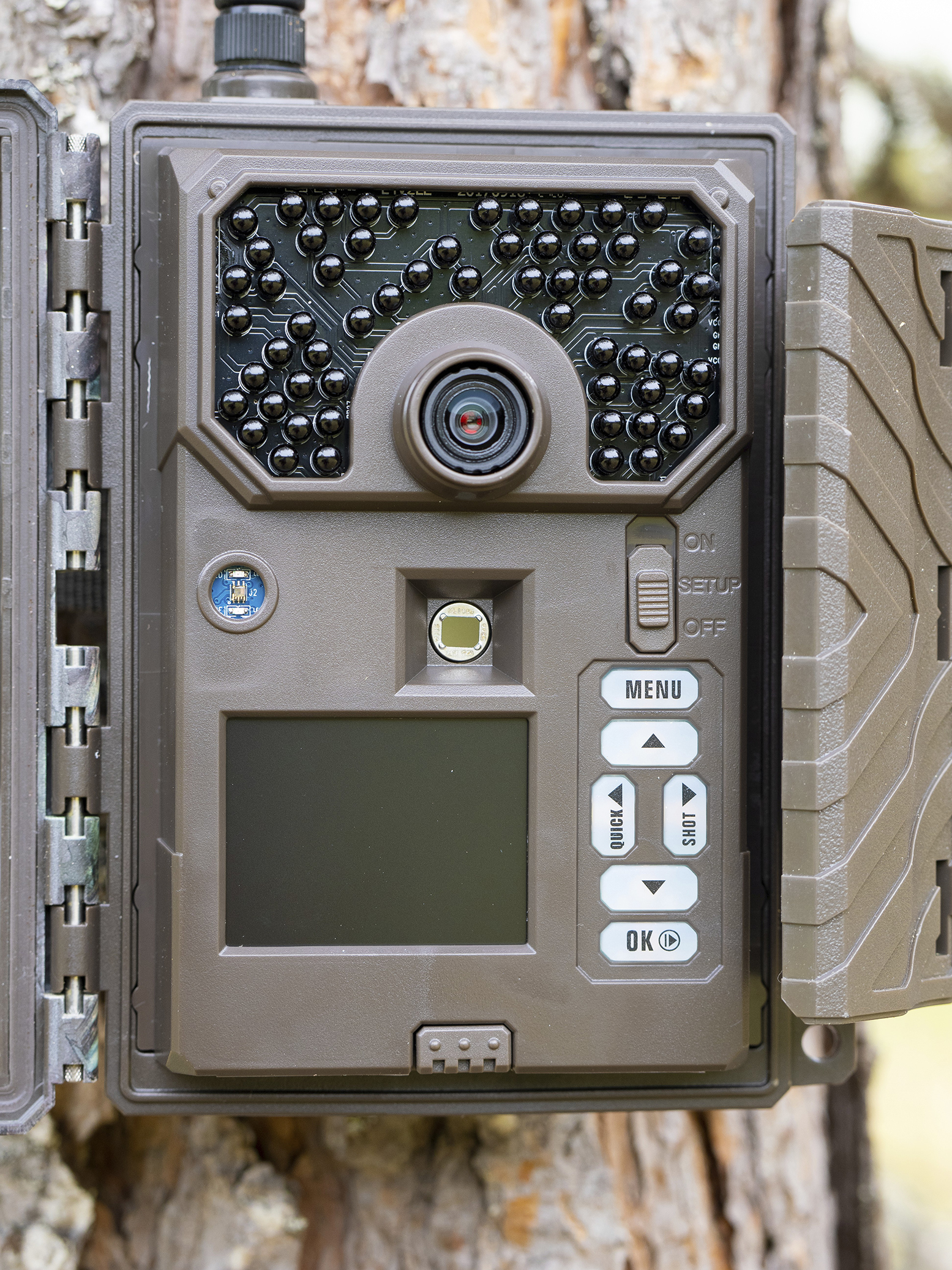 Uovision Glory LTE 4G Cloud viltkamera festet på furulegg