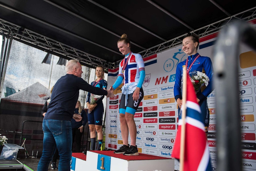 NM-TRØYA: Ane Iversen gratuleres av sykkelpresident Jan-Oddvar Sørnes. Foto: Henrik Alpers NM-TRØYA: Ane Iversen gratuleres av sykkelpresident Jan-Oddvar Sørnes. Foto: Henrik Alpers