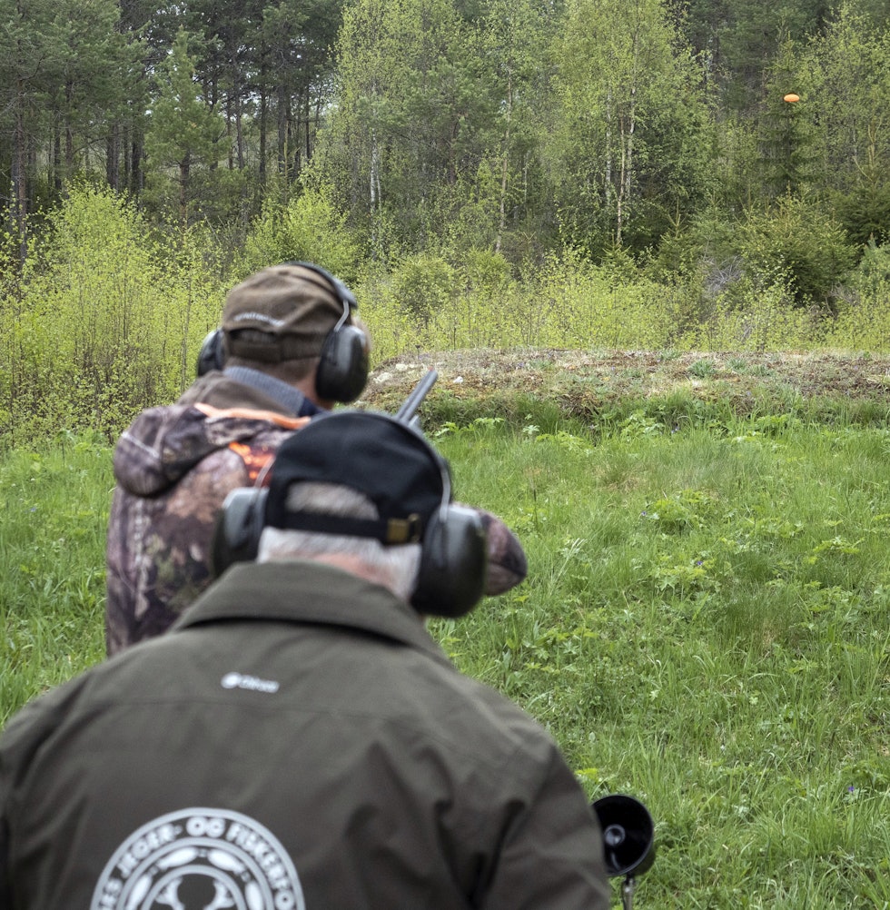 Knekker koden: Omar i dyp konsentrasjon idet dua forlater bunkersen. Roger følger nøye med mens Omar skyter, og gir råd som hele tiden hjelper ham litt nærmere målet om å få sving på hagla. Knekker koden: Omar i dyp konsentrasjon idet dua forlater bunkersen. Roger følger nøye med mens Omar skyter, og gir råd som hele tiden hjelper ham litt nærmere målet om å få sving på hagla.