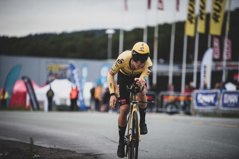 OVERLEGEN: Konkurrentene kunne ikke gjøre noe med Tobias Foss på den 25 kilometer lange tempoen. Foto: Henrik Alpers