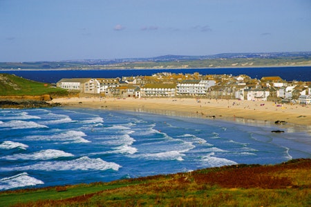 BRITISK KLASSE: Porthmeor Beach i St. Ives er blant mange populære surfestrender i Cornwall. Foto: Robert Harding BRITISK KLASSE: Porthmeor Beach i St. Ives er blant mange populære surfestrender i Cornwall. Foto: Robert Harding