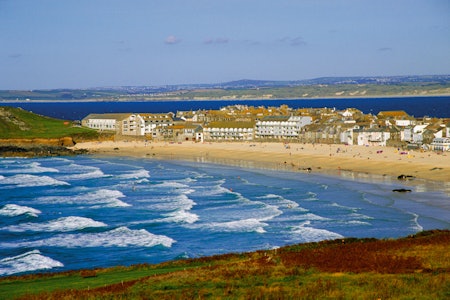 BRITISK KLASSE: Porthmeor Beach i St. Ives er blant mange populære surfestrender i Cornwall. Foto: Robert Harding 