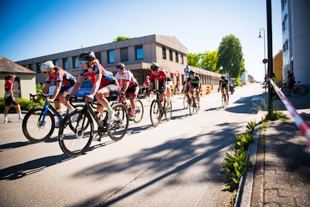 FELTET: Det ble en jevn utskillelse i kvinner juniors gateritt i Levanger. Foto: Henrik Alpers FELTET: Det ble en jevn utskillelse i kvinner juniors gateritt i Levanger. Foto: Henrik Alpers