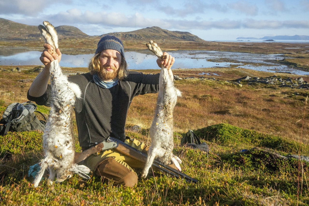 SLITER: Skogsharen synes godt når den fortsatt har vinterpels selv om snøen har forsvunnet. (Arkivfoto: Kjell-Harald Myrseth) SLITER: Skogsharen synes godt når den fortsatt har vinterpels selv om snøen har forsvunnet. (Arkivfoto: Kjell-Harald Myrseth)