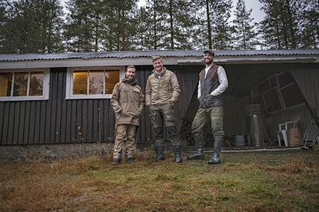 Liten gjeng, godt humør: Selv om samtlige poster meldte avbud i siste liten, valgte jaktlederduoen Christoffer Vassdal (t. v.) og Guttorm Gottshalksen likevel å gjennomføre elgjakt med undertegnende som hundefører.  Liten gjeng, godt humør: Selv om samtlige poster meldte avbud i siste liten, valgte jaktlederduoen Christoffer Vassdal (t. v.) og Guttorm Gottshalksen likevel å gjennomføre elgjakt med undertegnende som hundefører.