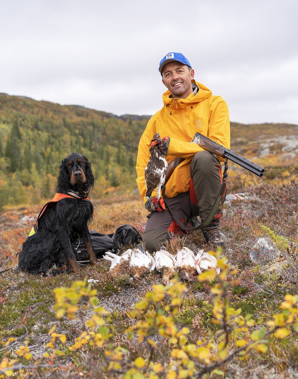 Dyktig jeger og hund: Steinar Einvik mener unghunden må oppleves moden nok før den brukes til jakt med hagleskyting. Dyktig jeger og hund: Steinar Einvik mener unghunden må oppleves moden nok før den brukes til jakt med hagleskyting.