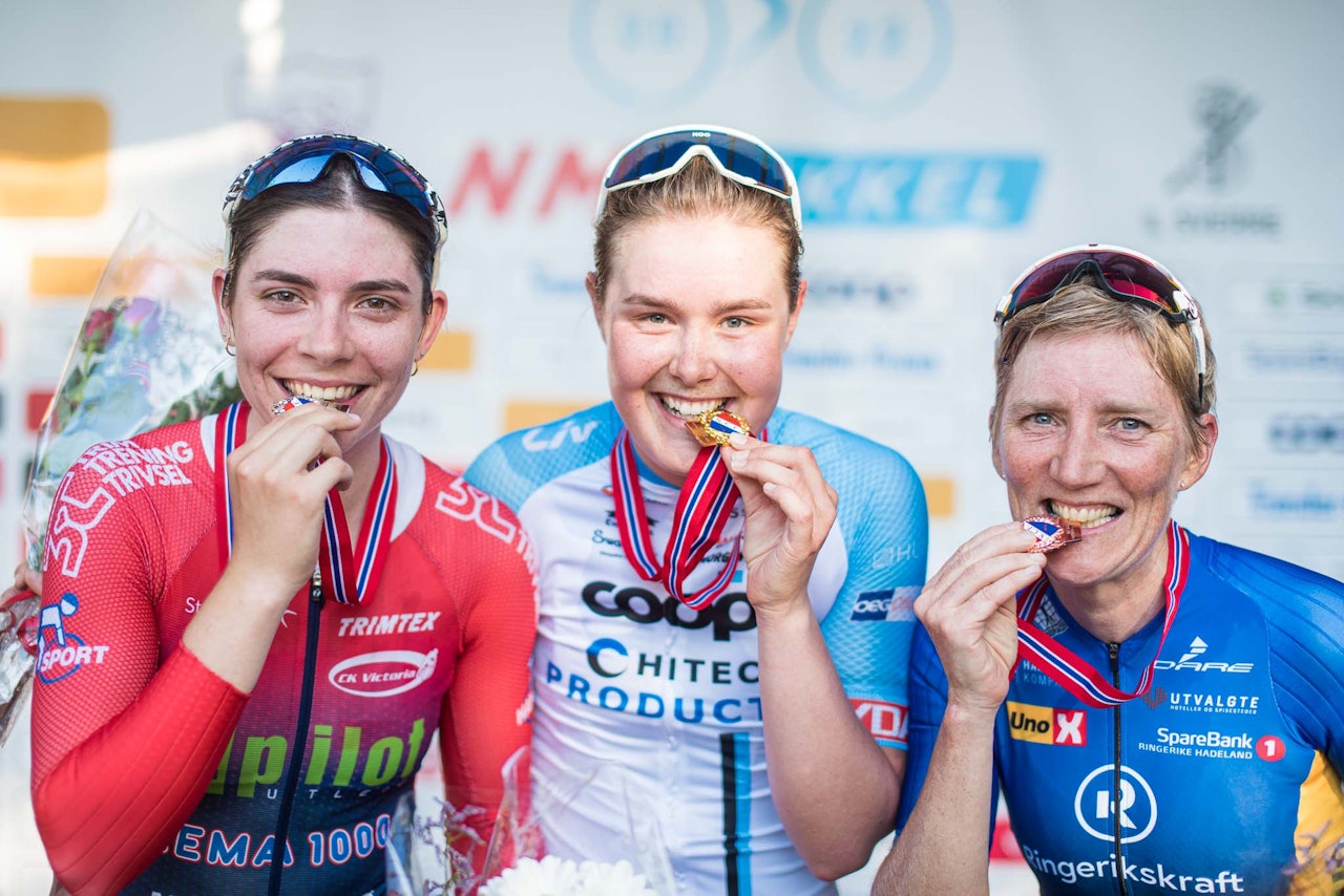 GULLGLISET: Pernille Feldmann med det synlige beviset på at hun er norgesmester i gateritt. Foto: Henrik Alpers GULLGLISET: Pernille Feldmann med det synlige beviset på at hun er norgesmester i gateritt. Foto: Henrik Alpers