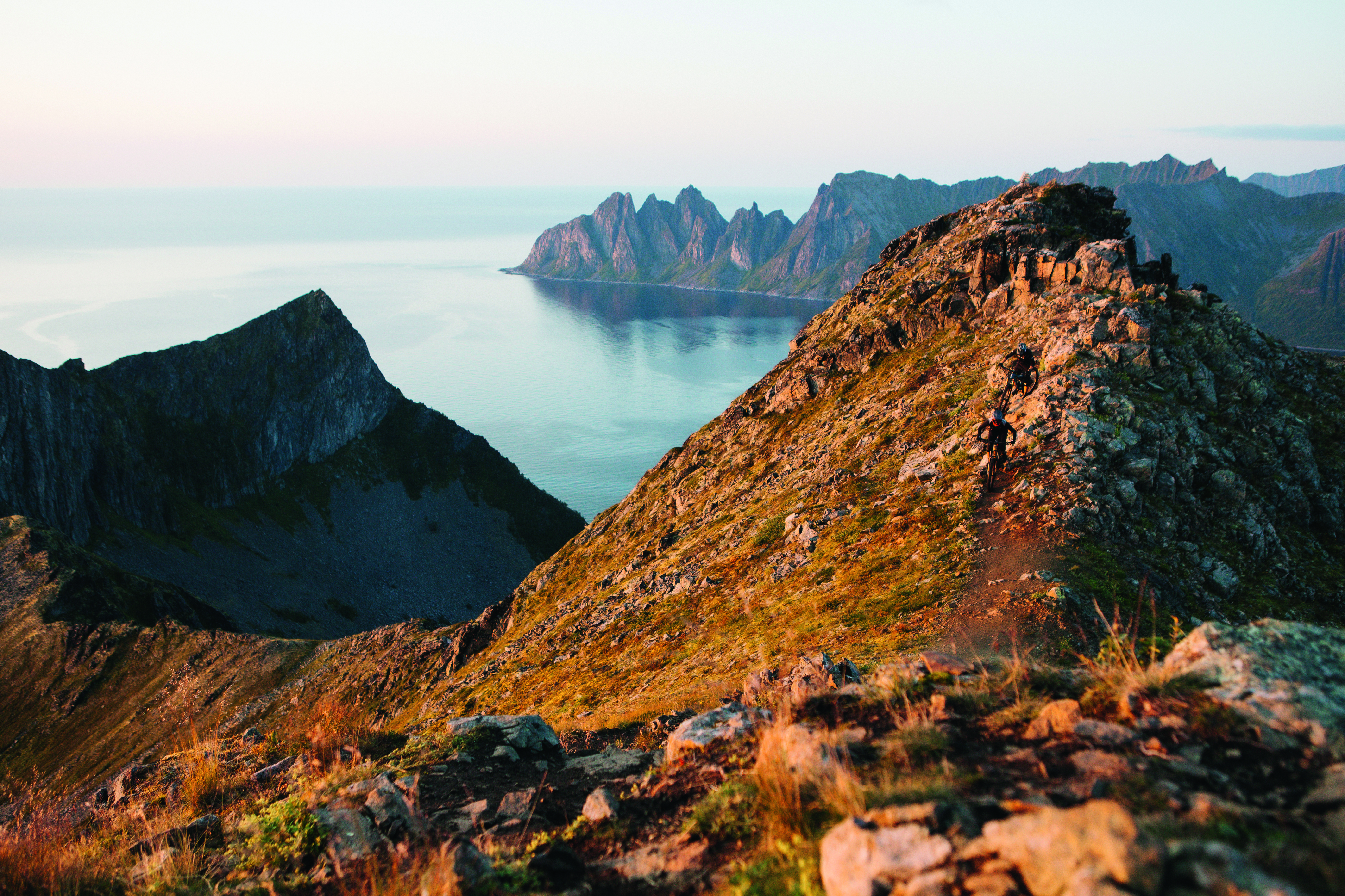 PASSE LUFTIG: Vidar Wensel og Håvard Krey Hansen holder seg på stien fra toppen av Husfjellet på Senjas ytterside, med et par hundre høydemeters stup på sin venstreside.