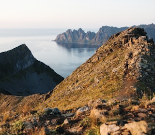 PASSE LUFTIG: Vidar Wensel og Håvard Krey Hansen holder seg på stien fra toppen av Husfjellet på Senjas ytterside, med et par hundre høydemeters stup på sin venstreside. PASSE LUFTIG: Vidar Wensel og Håvard Krey Hansen holder seg på stien fra toppen av Husfjellet på Senjas ytterside, med et par hundre høydemeters stup på sin venstreside.