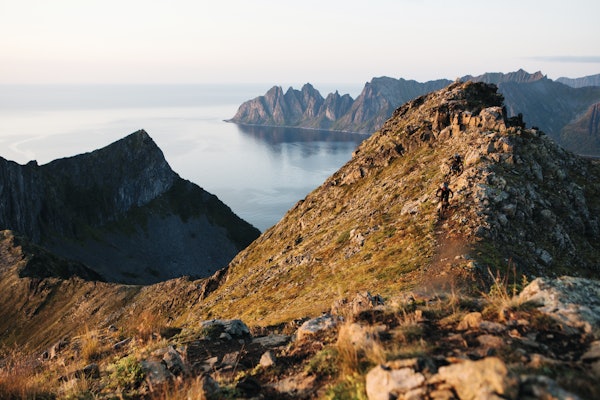 PASSE LUFTIG: Vidar Wensel og Håvard Krey Hansen holder seg på stien fra toppen av Husfjellet på Senjas ytterside, med et par hundre høydemeters stup på sin venstreside. PASSE LUFTIG: Vidar Wensel og Håvard Krey Hansen holder seg på stien fra toppen av Husfjellet på Senjas ytterside, med et par hundre høydemeters stup på sin venstreside.