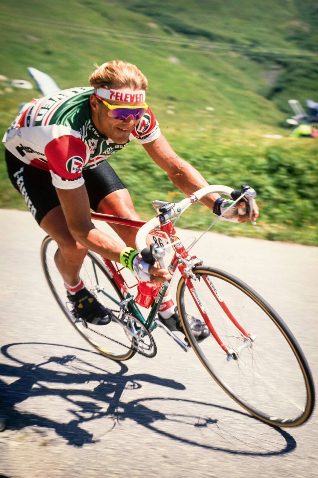 Sjansespill: Datidens sykler var ikke spesielt sikre, og sponsorer eksperimenterte gladelig med utstyret. Det gikk ikke alltid like bra. Foto: Cor Vos. Sjansespill: Datidens sykler var ikke spesielt sikre, og sponsorer eksperimenterte gladelig med utstyret. Det gikk ikke alltid like bra. Foto: Cor Vos.