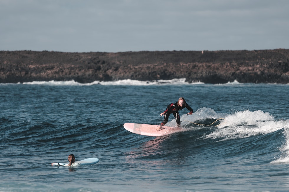 LOVPÅLAGT MED MYKE BRETT: I Frankrike er det pålagt, og i Portugal er lovverket på vei om krav til at alle surfskoler bruker softboards i undervisningen. Foto: Franzen & Ljung LOVPÅLAGT MED MYKE BRETT: I Frankrike er det pålagt, og i Portugal er lovverket på vei om krav til at alle surfskoler bruker softboards i undervisningen. Foto: Franzen & Ljung