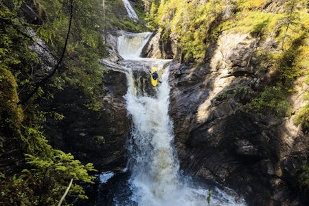 DEILIG DOBBEL: Rowan James padler dobbeldroppet – Gryteselvas høydepunkt og det siste som skjedde på førstegangspadlingen i fjor sommer. DEILIG DOBBEL: Rowan James padler dobbeldroppet – Gryteselvas høydepunkt og det siste som skjedde på førstegangspadlingen i fjor sommer.