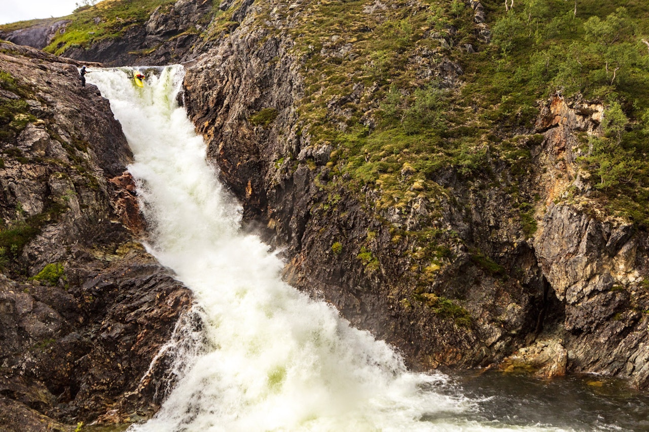 FØRSTEGANGSPADLING I STOR-DALSELVA: Spanske Gerd Serrasolses padler en av de største droppene i Stordalselva i Nordland. Foto: David Sodomka
