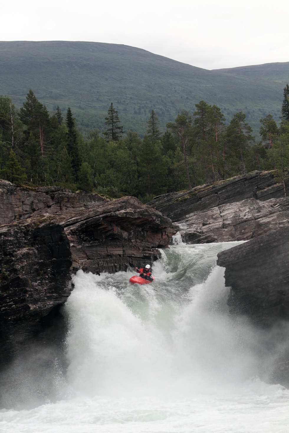 SUPERKLASSIKER: Dusjfossen i Susna må være blant de kuleste strykene i verden. Her er Jørgen Thoresen på vei utfor. Foto: Tore Meirik SUPERKLASSIKER: Dusjfossen i Susna må være blant de kuleste strykene i verden. Her er Jørgen Thoresen på vei utfor. Foto: Tore Meirik