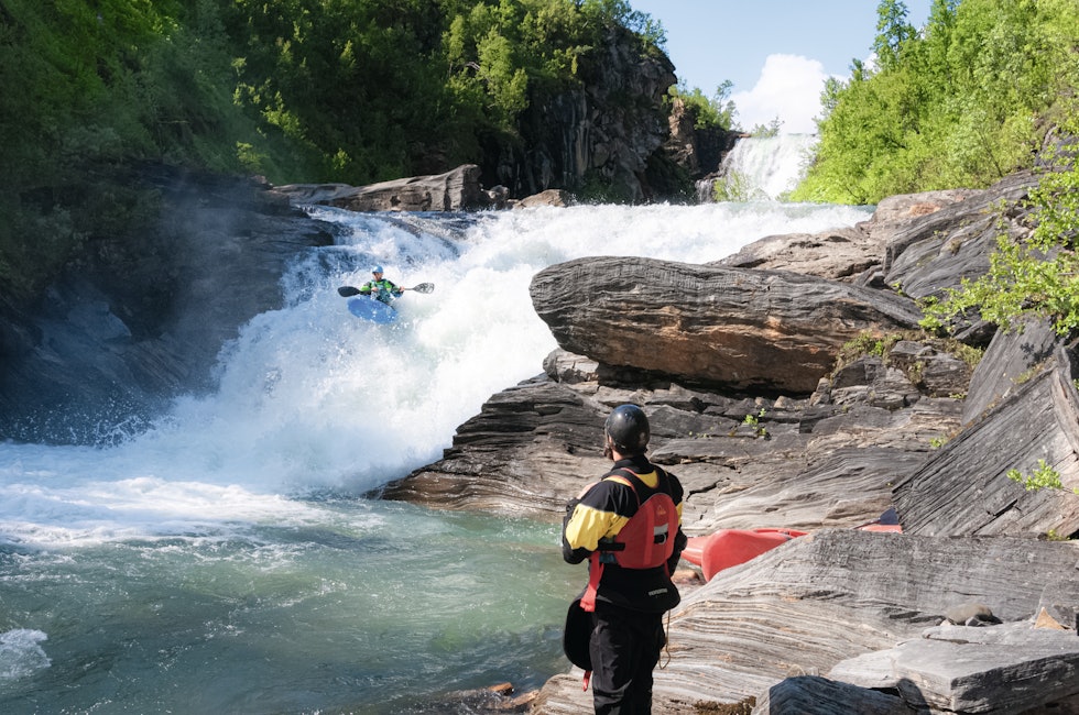 SPJELTFJELLELVA: Nydelige omgivelser og fine dropp. Filip Knörr padler, og Karl Engen passer på. Foto: Halvor Heggem SPJELTFJELLELVA: Nydelige omgivelser og fine dropp. Filip Knörr padler, og Karl Engen passer på. Foto: Halvor Heggem