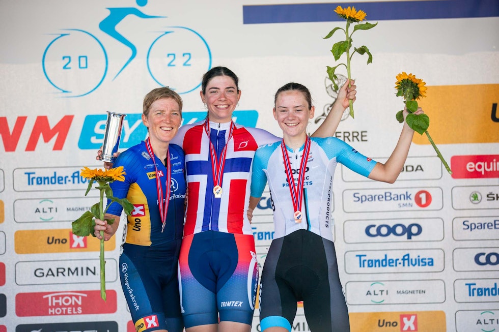 NORGESMESTERE: Fra venstre: Vibeke Lystad, Malin Eriksen og Mari Hole Mohr. Sistnevnte ble beste U23-rytter, og får også bære Norgesmestertittel i ett år. Foto: Elisabeth Almhjell. 