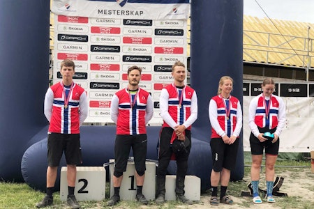 NORGESMESTERE: Det ble delt ut flaggtrøyer i DrammEnduro 2022. Foto: Lars Frederic Nordbakken Nm enduro 2022 resultater