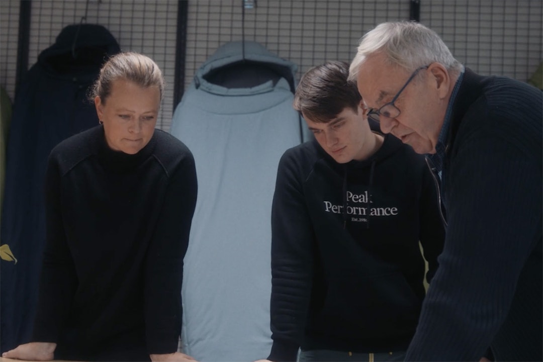 Nora Helliksen (t.v.) og produktsjef Kjell Østby (t.h.) ser over materialer og søm.  Nora Helliksen (t.v.) og produktsjef Kjell Østby (t.h.) ser over materialer og søm.