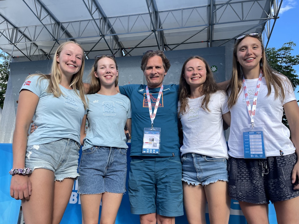 En del av Norges delegasjon i Innsbruck med Regine Storå tv., Sunniva Øvre-Eide, Reino Horak, Ingrid Kindlihagen og Sunniva Haave. Foto: NKF En del av Norges delegasjon i Innsbruck med Regine Storå tv., Sunniva Øvre-Eide, Reino Horak, Ingrid Kindlihagen og Sunniva Haave. Foto: NKF