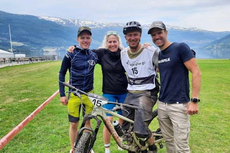 SIGER TIL TITLEDEFENDERS: Hans Inge Klette (til venstre) fikk hjelp av frikjøringslegende Kjetil Isaksen på sykkel og Morten Knapstad med skjerm for å lande sigeren i Vekos fyste konkurranse. Her slapper dei av etter målgang sammen med lagleiar og fallskjermhopper Helene Bjørnø, som egentlig skulle starte hele konkurransen, men fallskjermdelen ble strøket. Foto: Dag Sandvik SIGER TIL TITLEDEFENDERS: Hans Inge Klette (til venstre) fikk hjelp av frikjøringslegende Kjetil Isaksen på sykkel og Morten Knapstad med skjerm for å lande sigeren i Vekos fyste konkurranse. Her slapper dei av etter målgang sammen med lagleiar og fallskjermhopper Helene Bjørnø, som egentlig skulle starte hele konkurransen, men fallskjermdelen ble strøket. Foto: Dag Sandvik