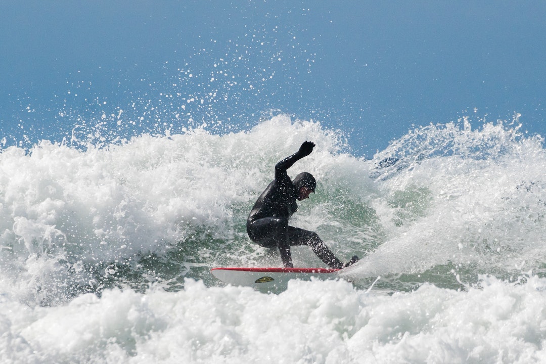 TIL ALLE NESTEN-DAGER: Seamus Fox tar gjerne med softboardet sitt ut i bølgene på Sunnmøre når bølgene er litt sånn nesten. Foto: Fjordlapse