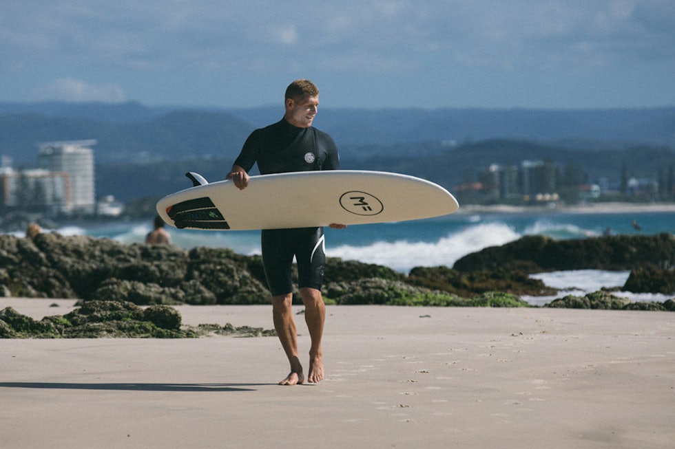 GODKJENT AV MICK: Tre ganger verdensmester i surf Mick Fanning har i likhet med Gabriel Medina og Jamie O´Brien etablert et softboard-merke. GODKJENT AV MICK: Tre ganger verdensmester i surf Mick Fanning har i likhet med Gabriel Medina og Jamie O´Brien etablert et softboard-merke.