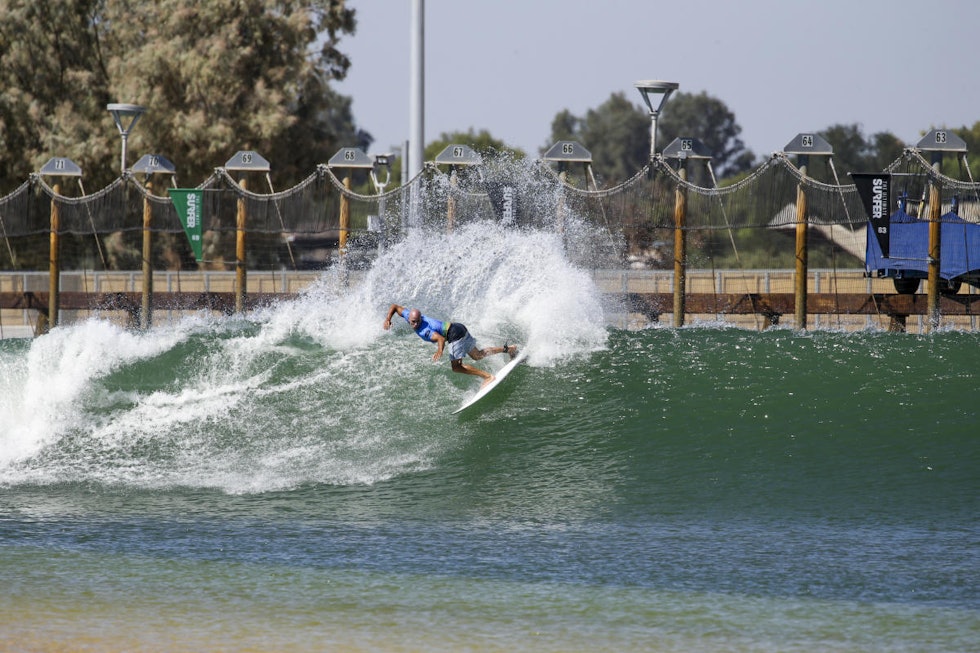 SURFEGÅRDEN: Noen år etter Wavegarden presenterte Kelly Slater sin Surf Ranch i California. Allerede fra første driftsår ble det arrangert verdenscup på denne bølgen. Foto: Kenny Morris / WSL