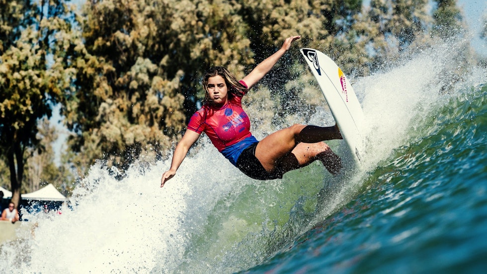 CALIFORNIA: Australske Caroline Marks på innlandsbølgen til Kelly Slater (Surf Ranch) i California.  Foto: Kenny Morris / WSL