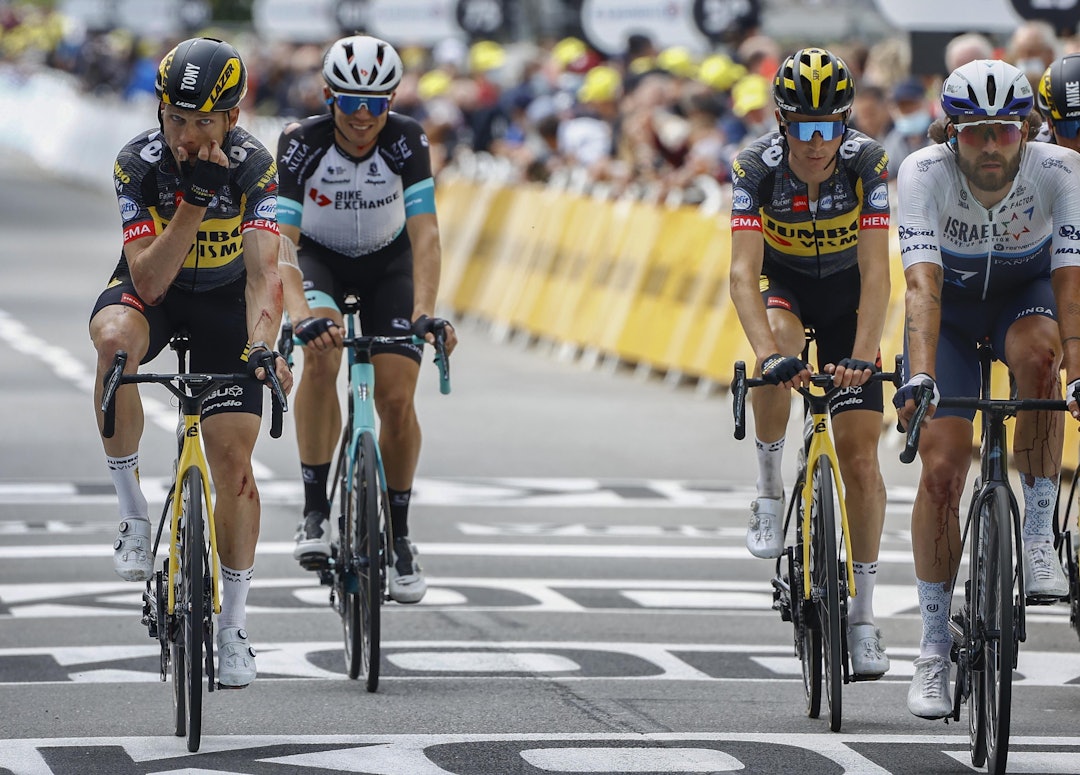 VELT ØDELA: Grøndahl Jansen (bakerst) triller til mål på den første etappen av fjorårets Tour de France, hvor han skadet ryggen og fikk et kutt i albuen som han måtte sy. Foto: Cor Vos