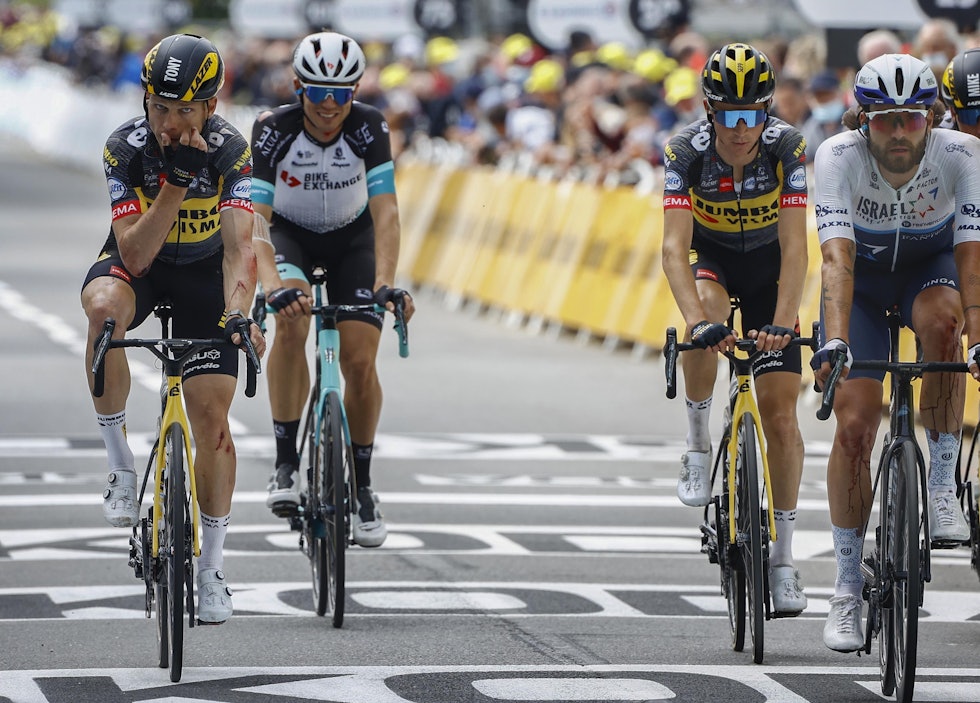 VELT ØDELA: Grøndahl Jansen (bakerst) triller til mål på den første etappen av fjorårets Tour de France, hvor han skadet ryggen og fikk et kutt i albuen som han måtte sy. Foto: Cor Vos