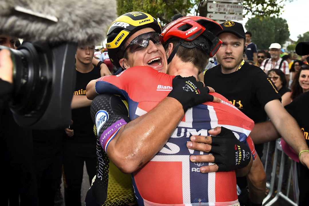 GODT SAMARBEID: Dylan Groenewegen og Amund Grøndahl Jansen omfavner hverandre etter at førstnevnte har spurtet inn til seier på den 7. etappen i Tour de France 2018. Foto: Cor Vos
