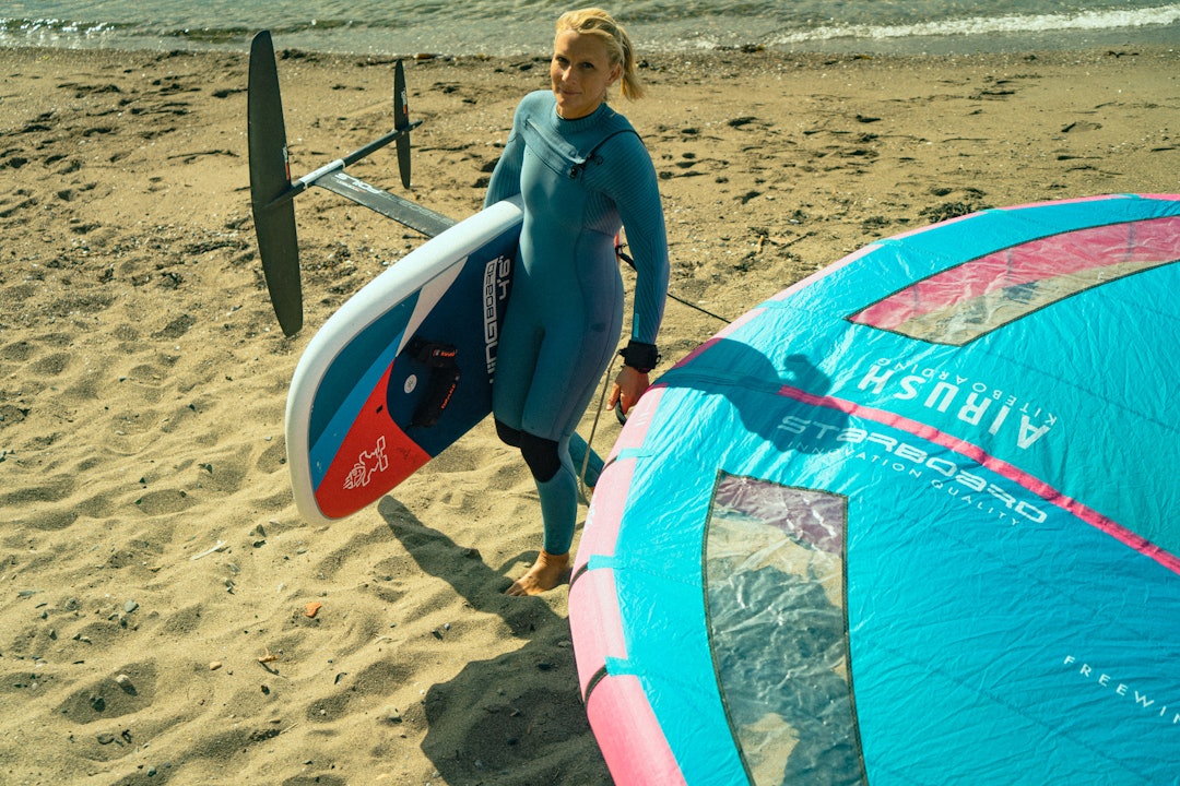 ENKELT OPPSETT: Brett, foil og vinge. Foilen demonteres flatt, slik at det tar lite plass i transporten. Det bare noe av det Oda Johanne Brødholt setter pris på med wingfoiling. Foto: Christian Nerdrum ENKELT OPPSETT: Brett, foil og vinge. Foilen demonteres flatt, slik at det tar lite plass i transporten. Det bare noe av det Oda Johanne Brødholt setter pris på med wingfoiling. Foto: Christian Nerdrum