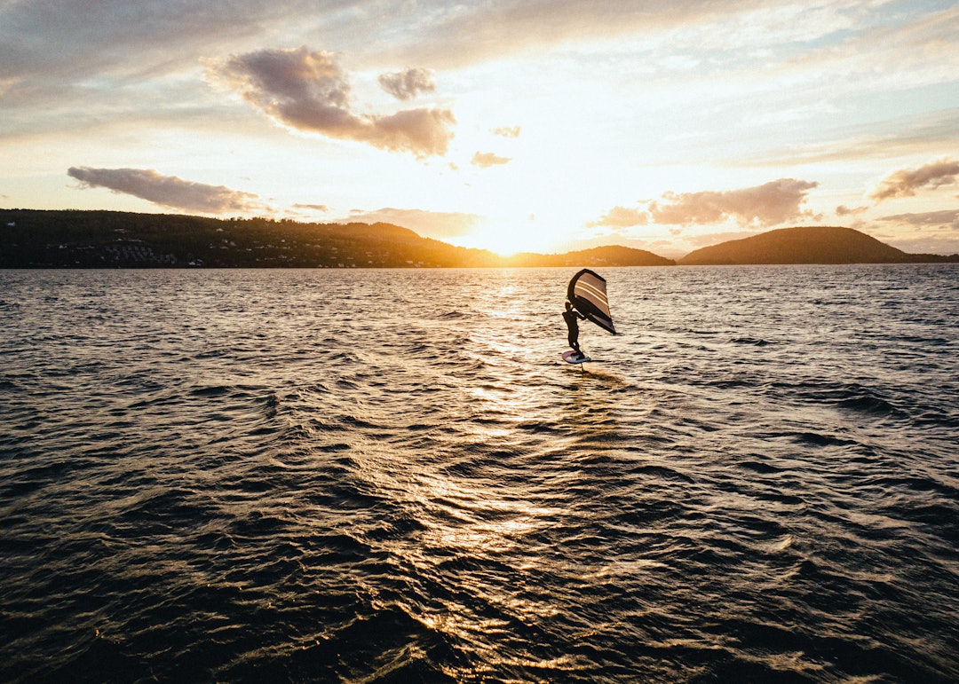 CRUISING: Christian Juell er ute og flyr en sen sommerkveld i juni. Foto: Christian Nerdrum CRUISING: Christian Juell er ute og flyr en sen sommerkveld i juni. Foto: Christian Nerdrum