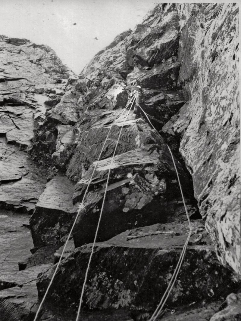EXIT CHIMNEY: Tony Howard ledet klatringen opp det som ble kalt Exit Chimney, «utstegskaminen» på norsk. I 1998 løsnet et enormt flak av fjellet i høyrekanten av bildet. Foto: Tony Howard